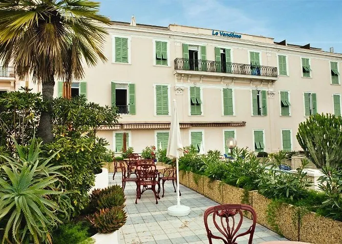Hotel Menton Le Vendome 3* מנטון